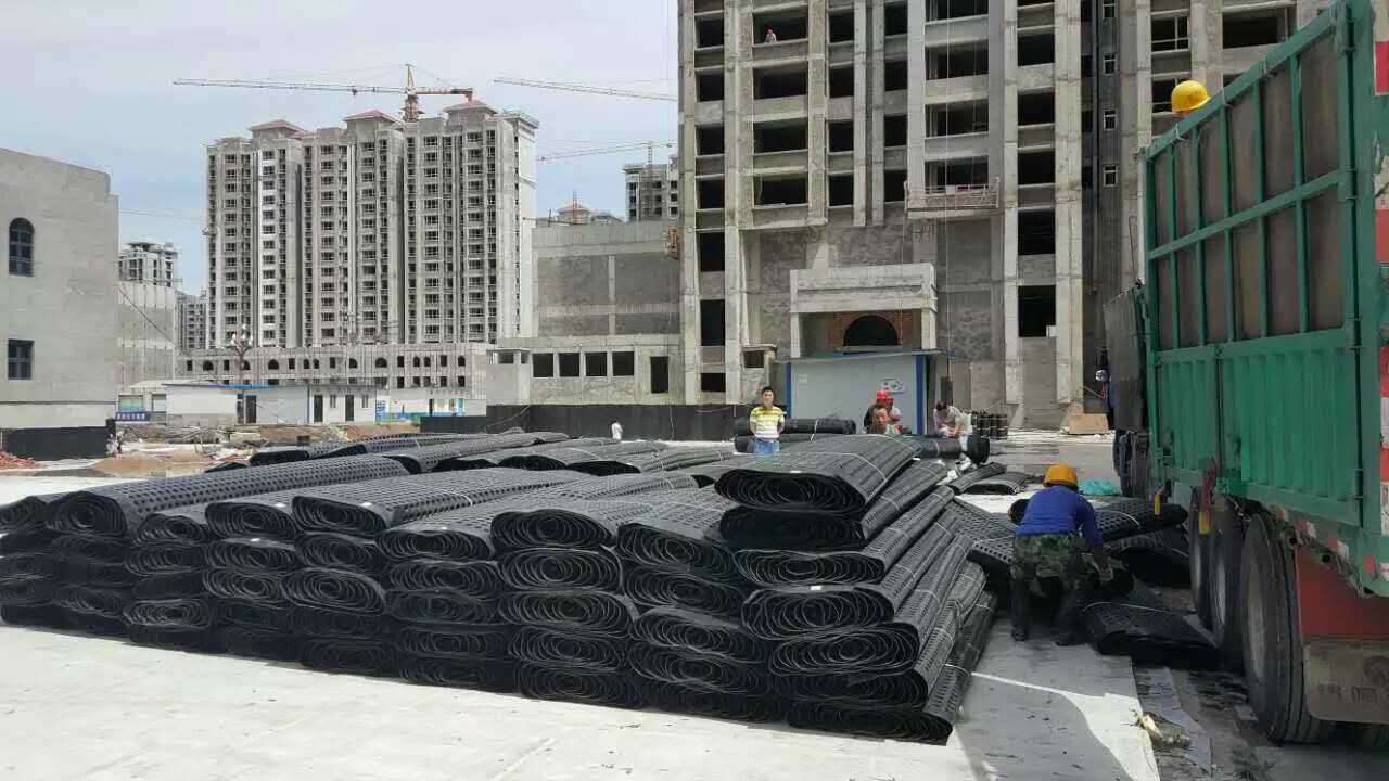排水板到達(dá)工地焊接施工.jpg